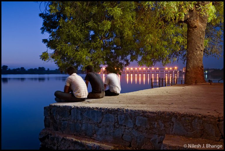 कहानी: तीन दोस्त, सियासी गिद्ध और मौत