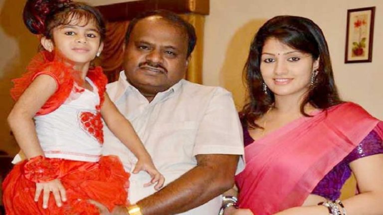 कुमारस्वामी की बीवी पर जोक बनाना ह्यूमर नहीं मूर्खता है