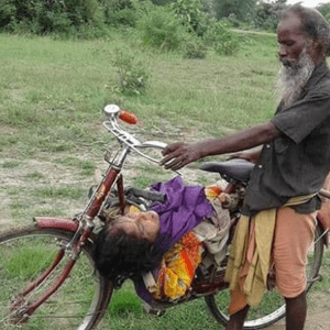 यह तस्वीर हमारी असंवेदनशीलता का जीता-जागता स्मारक है!