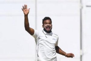 अखबार फेंककर इस बॉलर के हाथ ऐसे हो गए कि तेज गेंद से होश उड़ा देता है