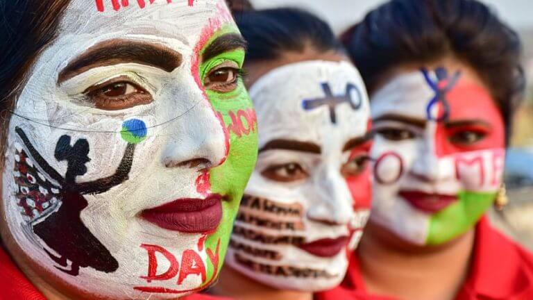 बुर्क़े हटा के आ गयीं, घूंघट उठा के आ गयीं, ये औरतें कमाल..